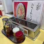 どうとんぼり神座 - テーブル
