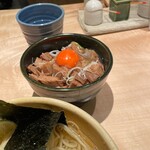 迂直 - 特製つけ麺+大盛り+ゴロ肉ごはん+生たまご(全卵)