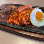 トマト&オニオン - 料理写真:洋食屋さんの　鉄板ナポリタン&ハンバーグ