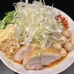 豚風。 - 限定『トムヤムちゃん』（1,300円）＋燻製うずら（150円）＋ショウガ（50円）＋さらしネギ（100円）＋パクチー（100円）＋豚増し（200円）、ニンニクコール