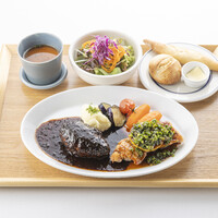 国産鶏もも肉のレモンステーキと特選デミグラスハンバーグ