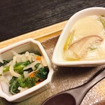 鳥安 - 酢の物と茶碗蒸し