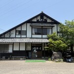 塚原の里 - 外観　ほんとは人いっぱい。一瞬店の前の人がいなかったタイミング