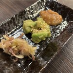 麺や でこ - 濃厚サーモンそばの付け合わせ