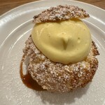 麹町ビストロ 階段の途中 - 麹町シュークリーム ¥400