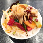 中華料理栄華 - ライス（米饭）※豚肉の四川風激辛煮込みのせはセルフ