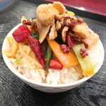 中華料理栄華 - ライス（米饭）※豚肉の四川風激辛煮込みのせはセルフ