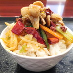 中華料理栄華 - ライス（米饭）※豚肉の四川風激辛煮込みのせはセルフ