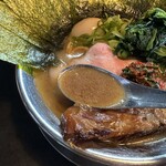 RAMEN HITONI YASASHIKU - 【海苔ラーメン＝スープ】