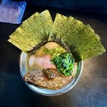 RAMEN HITONI YASASHIKU - 【海苔ラーメンtp菠薐草×ニラ辛×半コツsv味付玉子】