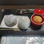 茶屋たまき - お餅は左　胡麻　右　こし餡　りんごのシャーベット付き