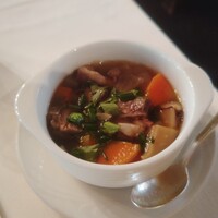 トレーダーヴィックス東京 - ハワイ風牛すじスープ パクチーを添えて
