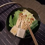 瀬里奈 - お野菜です。新潟県産の山えのき、東京分葱、チンゲン菜、白菜、豆腐、お餅、くずきりが用意されています。