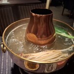 瀬里奈 - しゃぶしゃぶのスープで調理している山えのきや、東京分葱などです。