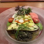 ラトリエ ド ルキャン - 海老と茄子とズッキーニのテリーヌのオリーブソース添え