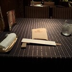 瀬里奈 - テーブルとおしぼり、箸、エプロン、お冷です。