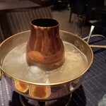 瀬里奈 - しゃぶしゃぶのスープの中で、調理している水沢うどんです。