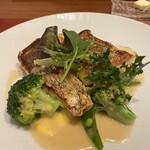 ラトリエ ド ルキャン - 阿久根漁港から直送の天然鮮魚(左が真鯛で右がオウモンハタ)のポワレ