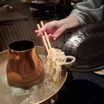 瀬里奈 - 水沢うどんが、しゃぶしゃぶのスープの中に入る様子です。