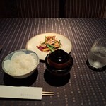 瀬里奈 - 阿波尾鶏を使用した地鶏のスパイシー揚げと魚沼産コシヒカリご飯、お味噌汁です。