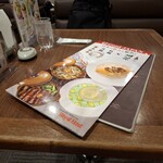 ロイヤルホスト - テーブル席とメニューです。