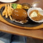 ロイヤルホスト - 黒✕黒ハンバーグに、ブラウンバターソースをかけたものです。