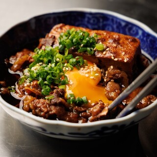 イチ押しメニューの「肉豆腐」「特上鮪のネギトロ巻き」は必見！