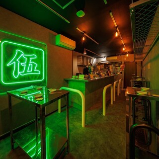 ネオンが映えるシックな空間◆普段と違う雰囲気を楽しめる酒場