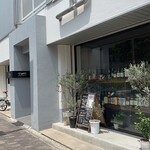 Bistro Cafe Tetsuya＋Mia madre - 住宅街の中の隠れ家ビストロ。オシャレな外観