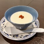 龍騰虎躍 - 杏仁豆腐