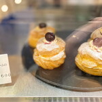 ガストロノミア ヨシ - 店内冷蔵ショーケース 4個中2個は当家でいただいちゃいました