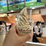 ミルク&パフェ よつ葉ホワイトコージ 新千歳空港店 - ミックス味（塩キャラメル&ミルク）