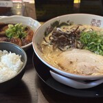 濃厚豚骨ラーメン だるま一家  - 