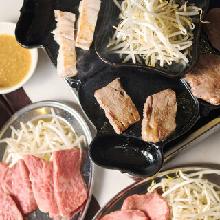 自家製味噌ダレが決め手♪焼肉と水炊きの両方を楽しめる義経鍋