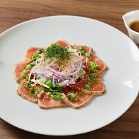 〔ディナー〕炙り鮪とたっぷり薬味と梅のソース