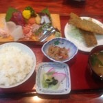 海鮮・話食処 しん - しんのお刺身といわしフライ｜１０８０