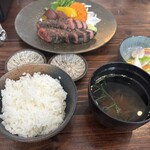 神戸牛炭火ステーキ・逸品 寅松の肉たらし - 