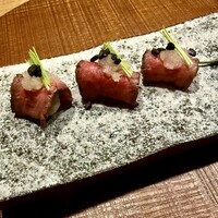 十皿 - 神戸ビーフの手まり寿司風　発酵玉葱