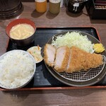 肉屋食堂 たけうち - 厚切りロースかつ定食 1419円！ライス中盛り！