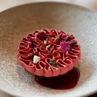 メゾン ケイ - ❼白味噌とフランボワーズのデザート
                    〜スペシャリテのヴァシュラン。サクサクのメレンゲをスプーンで割るが幾何学的な紋様は崩したくないな〜。とらやのアンコソースを添えて