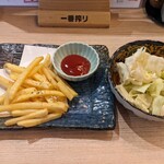 昼は定食屋 夜は炭火串焼 串串パニック - ポテトフライとキャベツ【つきだし】