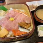 しなの珈琲店 - こちらはご飯少なめ＆ワサビ多めの生とろ丼！