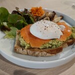 喫茶 nanashian - アボカドトースト(食事＋スイーツ＋紅茶セット3,410円で注文)✨アボカドにスモークサーモン、ポーチドエッグにサラダとデリが付きます♪朝ごはんに。