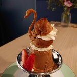 喫茶 nanashian - 黒鳥の湖ババロア(単品1,150円)✨食事＋スイーツ＋紅茶セット3,410円で注文。看板メニューの｢白鳥の湖プリン｣と迷いこちらを。ココアスワンシューにブランデーが効いたチョコレートババロアが最高！