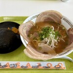 食堂 バクバク - 料理写真:チャーシュー麺とおむすび（黒い皿に置かれて分かりにくいけど、海苔が全面に巻かれたもの）