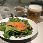 GOOD MORNING CAFE - マルゲリータランチ（サラダ、スープ、ドリンク付き）：１５９５円（平日）のサラダ、スープと、別注文のハートランド（ドラフト、４００ｍＬくらい？）：８６９円