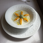 ラ・トゥーエル - 9皿目
      枇杷、羽二重餅、白インゲンのピューレ。