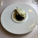 ラ・トゥーエル - 7皿目
      アイナメ、ロワール産ホワイトアスパラガス、イカ墨ソース、ブールブランソース。