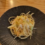 bistro douce 武蔵小杉 - しらすと旬野菜のペペロンチーノ(1人前、取り分けてくださりました)