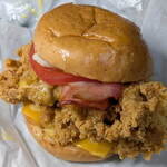 bb.q OLIVE CHICKEN cafe - ...「ワイルドチキンBLTバーガー・ハニーマスタード（690円）」、注文を受けてからチキンに衣を付ける所から始まる。。